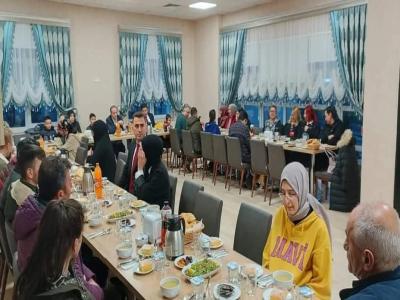 Belediye Başkanımız Sn. Fatih Çelik, İlçe Kaymakamı Sn. Meriç Dinçer ile birlikte, Dünya Yetimler Günü'nde yetim evlatlarımızla ve aileleriyle ift